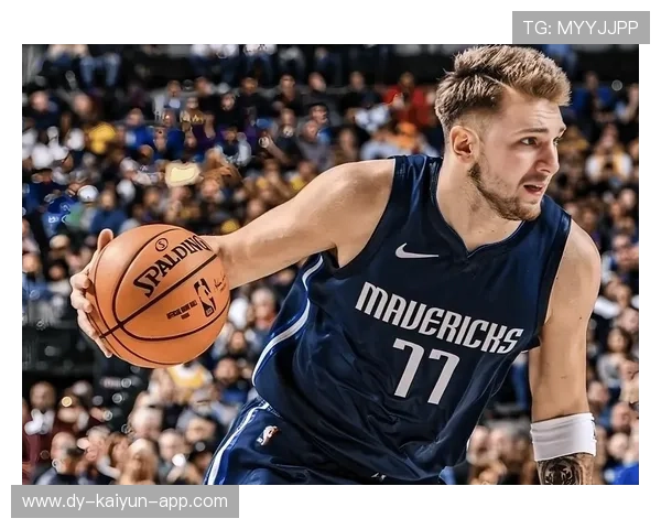 东契奇强势持球推进,独行侠硬撼对手取胜